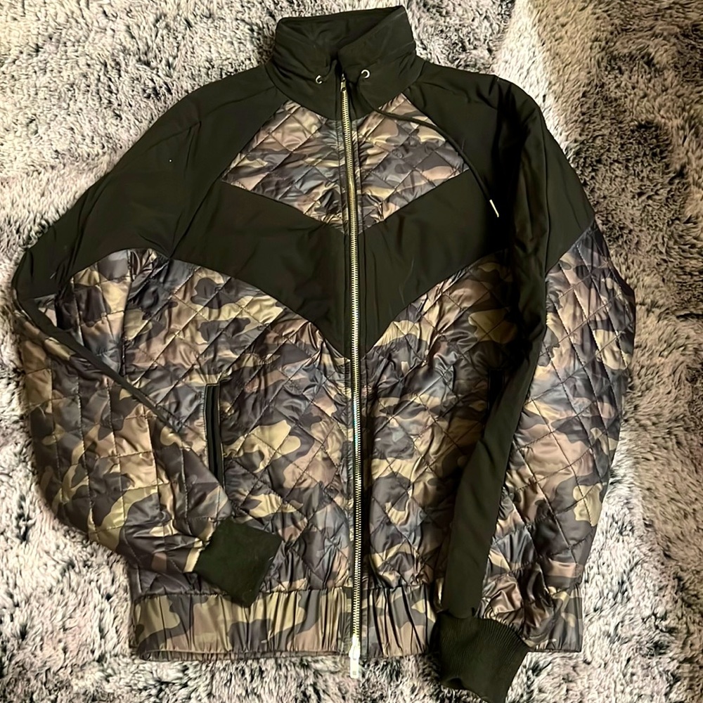 Super cute camo retro looking jacket